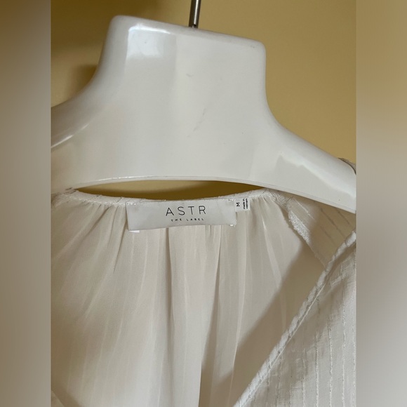 Preowned ASTR Label White V Neck Blouse Top with Ruched Sleeves - size M - Picture 6 of 14